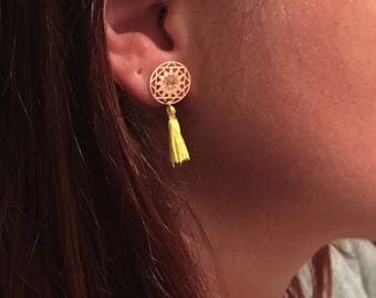 Print and yellow tassel earrings in golden metal