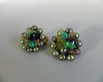 Vintage 1950s Green Glass Bead Earrings / Japan Jewellery / 50s Retro Green Glass Earrings - on sale