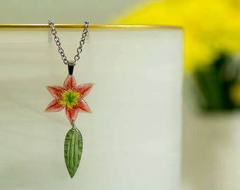 Lily with leaf necklace. Comes in a gift box.