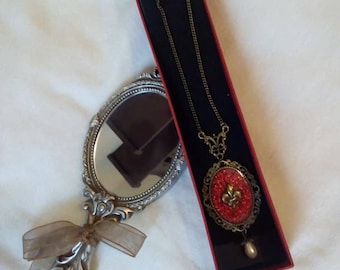 Necklace in old gold and red with Fleur de Lis.
