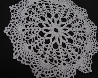 crocheted doily, round, white cotton, 19.5 cm diameter