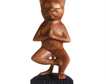 Wooden Figure YOGAKATZE on one leg