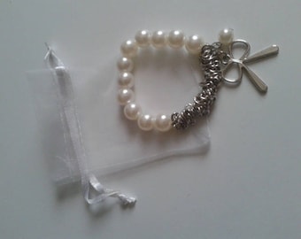 Elastic bracelet with white pearls with silver chain and bow