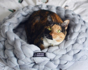 Chunky knit PET BED,Chunky knit cat bed, dog bed, Pet bedding, Handmade in the USA, 100% merino wool . 1-3 days shipping.
