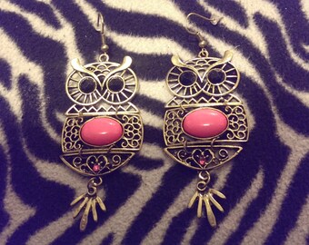cute vintage looking dangle owl earrings. pink and brassy gold tone