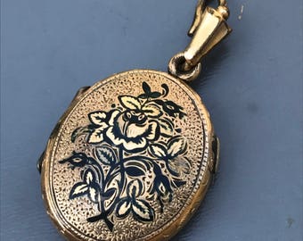 Antique Victorian Mourning Black Enamel Locket . Antique Photo Pendant Taille d'Erpagne Jewelry