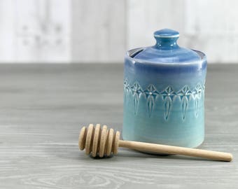 Handmade honey pot: porcelain honey pot periwinkle blue glazed with stamped pattern ceramic honey jar wooden honey dipper blue kitchen decor