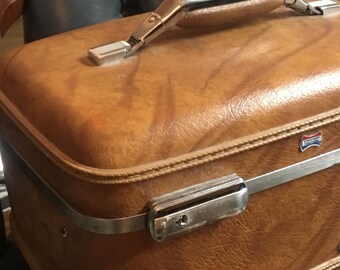 Vintage locking overnight bag with key