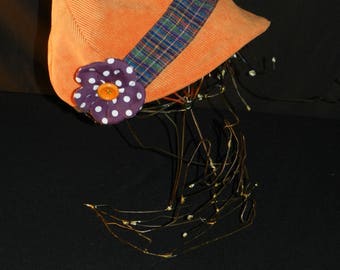 Cap with visor asymmetrical, adjustable velvet orange.