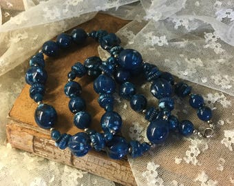 Mottled Navy White Lucite Bead Single Strand Necklace Unsigned 1970's 1980's Melon Round Gear Rondelle Shaped Beads Day Casual Wear