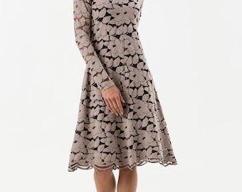 Lace dress with scalloped hem, neckline and sleevehem