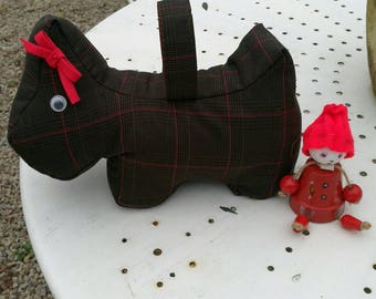 Cale-porte Chien tout à fait docile...