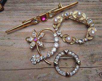 Lot of four vintage rhinestone and pearl brooches