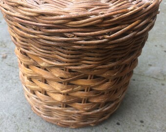 Basket, basket with lid, Woven basket, vintage basket, organization, storage, farmhouse, B008