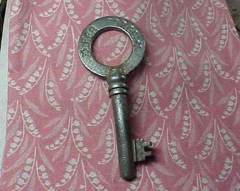 Vintage French Skeleton Key Large Round top Stars #14
