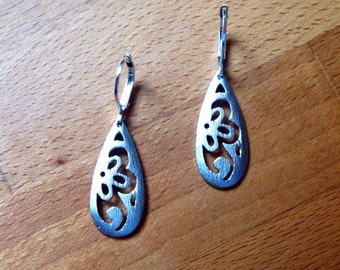 Matte silver floral filigree drop earrings
