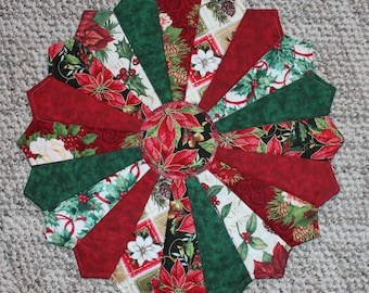 Christmas Dresden Plate Table Topper / Christmas Table Runner