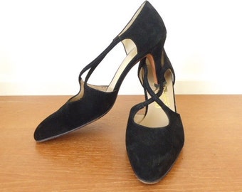 8AAA Salvatore Ferragamo black suede pumps