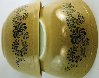 Set of 2 Pyrex Homesead Mixing Bowls