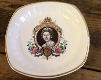 Vintage Palissy Queen Elizabeth Royal Silver Jubilee Pin Dish. Made In England And In Very Good Condition.
