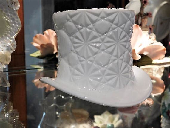 LARGE Fenton Milk Glass Top Hat / Button Daisy