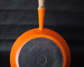 vintage Le Creuset pan, skillet Le creuset, made in france, Le Creuset enameled cast iron skillet 24 orange, handle, stove, 70's