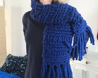 Grobmaschiger scarf in beautiful Royal Blue