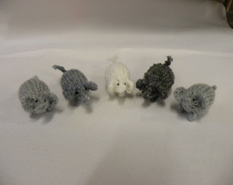 Tiny knitted elephants! Super cute