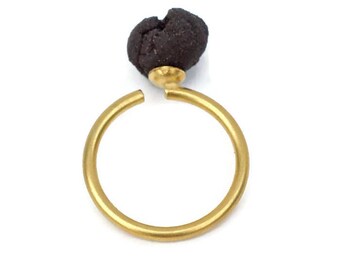 Pretty rough, Right: Uncompromising jewellery. Ceramic ring, handmade, brownish / black clay with transparent glaze.
