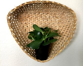 Vintage Triangular Woven Rattan Basket / Boho Triangle-Shaped Wall Hanging Wicker Basket