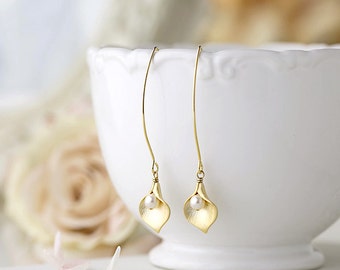 Gold Calla Lily Earrings with pearls, Calla Lily Jewelry, Bridal Earrings. Wedding Jewelry. Gift for Mom Wife Girlfriend Sister