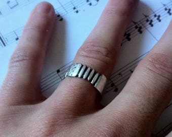 Ring "Accordion music"