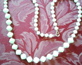 Beautiful 1940s 50s uranium? green glass beaded necklace glows in the dark