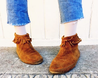 Vintage Minnetonka Moccasins Booties 70's Size 9.5 Fringe Suede