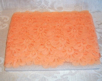 28 Yards Vintage Scalloped Lace Trim in Pale Peach