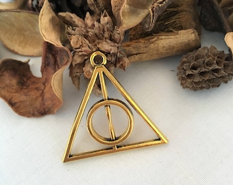 triangle and circle pendant, object magical relic of ancient death in HARRY POTTER, Golden