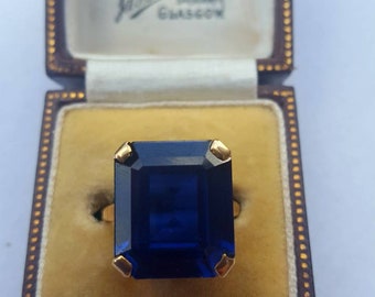 Vintage Sapphire Yellow Gold Simulated Sapphire, in glass, Ring London 1960 size U.K O1/2 U.S 71/4