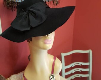 A stunning 1940s Tilt hat