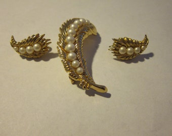 Beautiful 1960s-70s Gold and Pearl Trifari Brooch and Clip Earrings Set