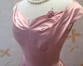 1950s Hollywood vintage pink satin evening fit and flare gown. Wedding party brudesmaid