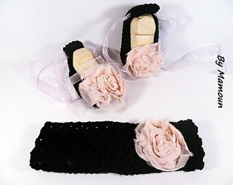 Ballerines et bandeau (3 mois) crochetés main en fil coton 100 % noir et leurs fleurs de tissu rose poudré