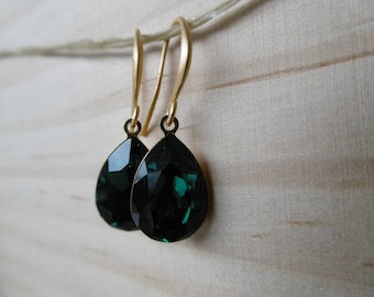 Gold tone with green Swarovski earrings / / Valentine's day gift / / for her / / Green earrings
