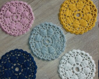round coasters, crocheted coasters, coasters with flowermotif