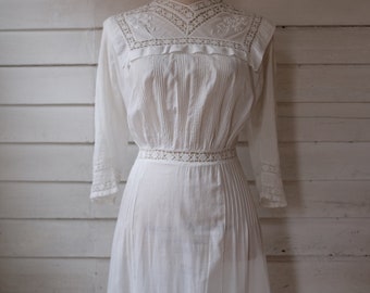 Antique Edwardian Tea Dress / 1910s Batiste Cotton Day Dress / Antique Lawn Dress / White Cotton Eyelet & Floral Embroidery / XS S