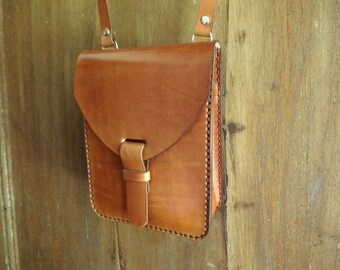 Leather bag. Small. Leather crossbody bag. Leather shoulder bag. With inside pocket. Handmade leather bag. Light brown. Chimango Sur.