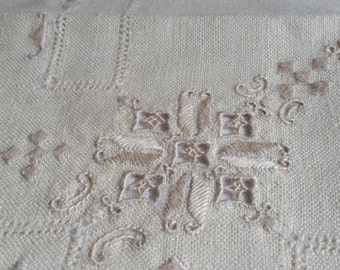 Delicate Vintage Tablecloth and Four Matching Napkins