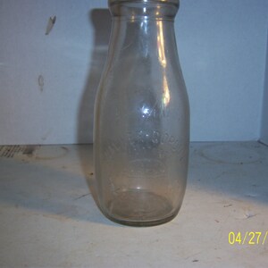1911 Walker Gordon Laboratory Carrier Charles River, Mass Pint milk bottle