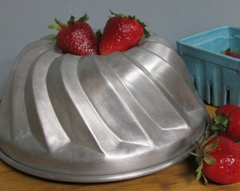 Vintage Hillware Aluminum Bundt Cake Pan Jello Mold Bakeware Fluted 1950's Kitchen Cookware Baking Pan Swirl Large Round