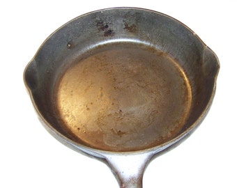 Beautiful Shape Favorite Piqua Ware ( Favorite Chicago Hardware ) Logo Diamond # 5 Cast Iron Skillet from the 1920s