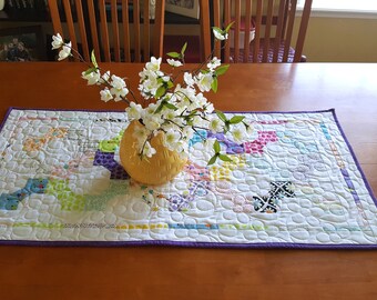Spring Quilted Table Runner, Spring Table Centerpiece, Easter Table Topper, Easter Tablerunner, Spring Table Decor